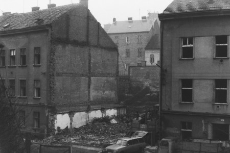 150) Sirková ul. - bourání. Foto Z. Šůcha 12. 2. 1987.